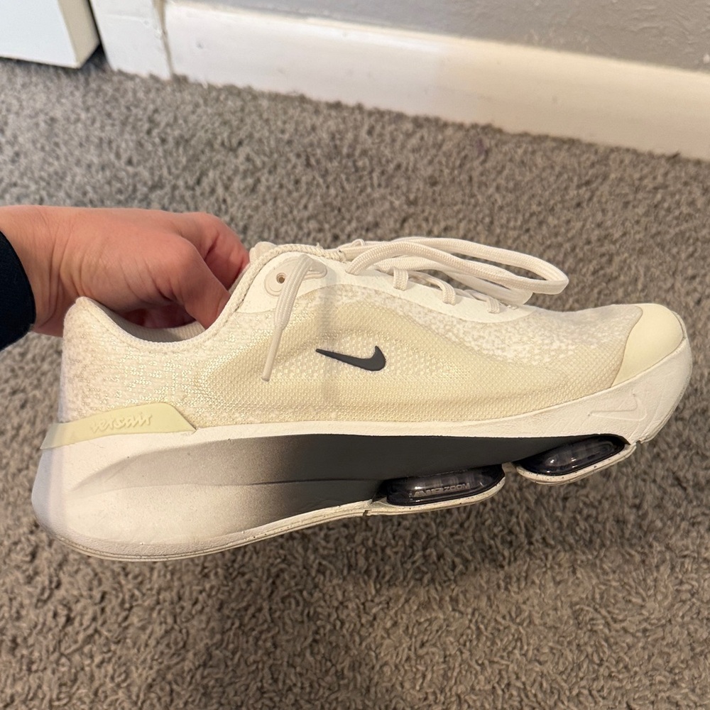 Nike Women’s Versair Sneakers (7.5)